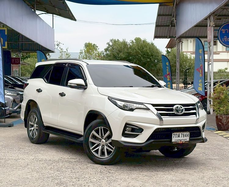 รถ Toyota Fortuner 2.8 V 4WD สี ขาว