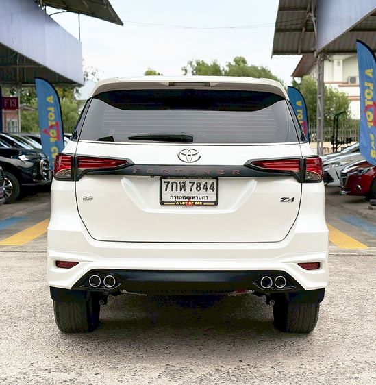Toyota Fortuner 2015 2.8 V 4WD Utility-car ดีเซล ไม่ติดแก๊ส เกียร์อัตโนมัติ ขาว รูปที่ 4