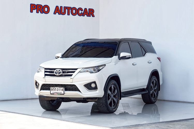 รถ Toyota Fortuner 2.8 V TRD Sportivo Black Top สี ขาว