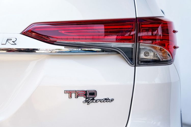 Toyota Fortuner 2017 2.8 V TRD Sportivo Black Top Utility-car ดีเซล ไม่ติดแก๊ส เกียร์อัตโนมัติ ขาว รูปที่ 4