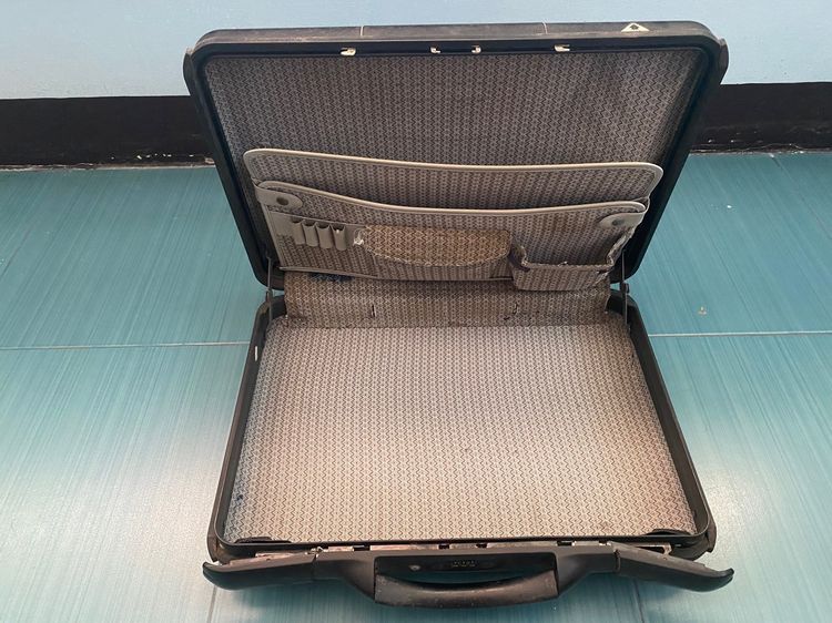 กระเป๋าเจมส์บอนด์ ไฟเบอร์ สีดำ ใช้งานได้ปกติ รูปที่ 2