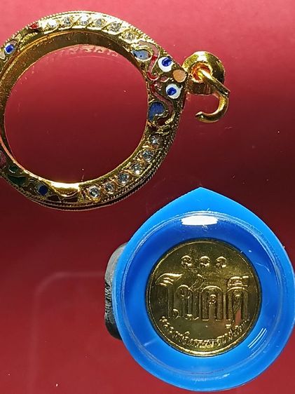 เหรียญโชคดี หลวงพ่อเกษม เขมโก รุ่นเเรก สภาพสวยมาก ไม่ผ่านการใช้ แกะออกมาจากซองเดิมแล้วมาใส่ตลับ สวยสะท้อนไฟ ชื่อเหรียญน่าใช้มากครับ รูปที่ 4