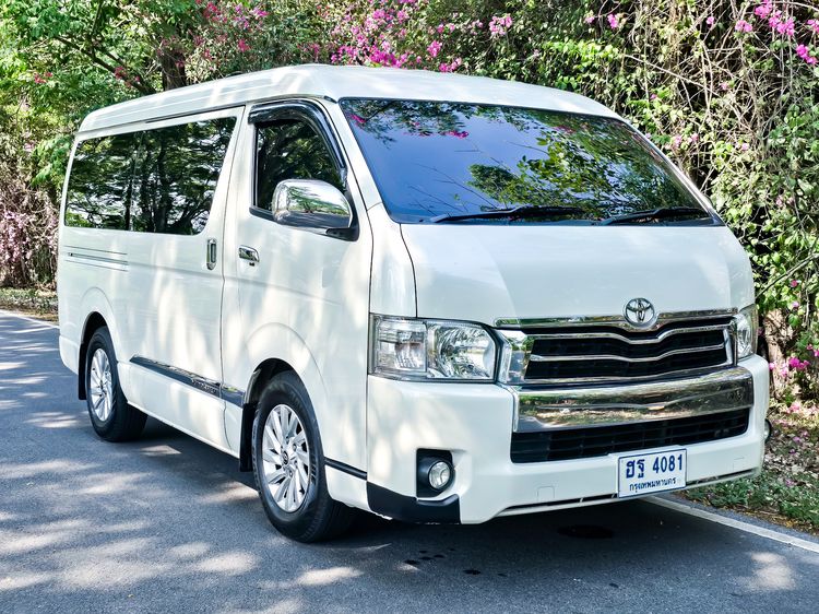 รถ Toyota Ventury 3.0 G สี ขาว