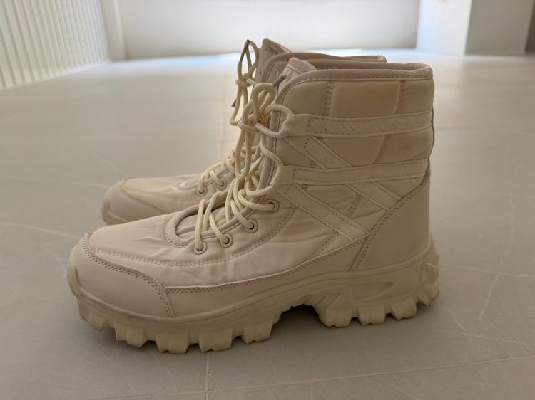 ขาว รองเท้าบูทบุขน