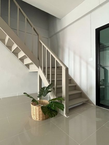 ขายด่วน  ทาวน์เฮ้าส์ เทพารักษ์ 82   3 ห้องนอน 2 ห้องน้ำ ต่อเติมครัว หลังคาจอดรถ จอดรถในบ้านได้ 1 คันหน้าบ้านไม่ชนกับใคร 18ตร.ว. รูปที่ 2