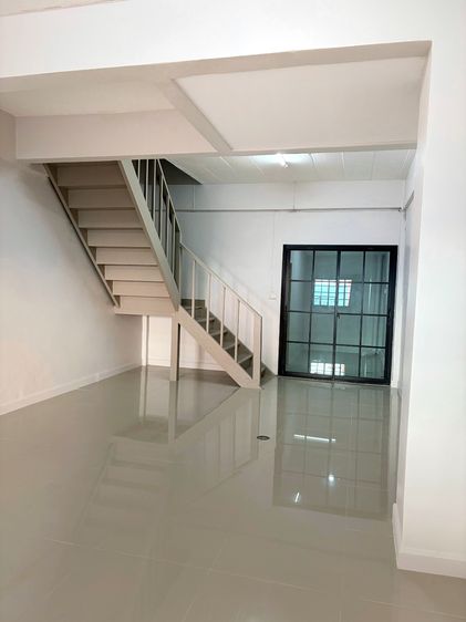 ขายด่วน  ทาวน์เฮ้าส์ เทพารักษ์ 82   3 ห้องนอน 2 ห้องน้ำ ต่อเติมครัว หลังคาจอดรถ จอดรถในบ้านได้ 1 คันหน้าบ้านไม่ชนกับใคร 18ตร.ว. รูปที่ 3