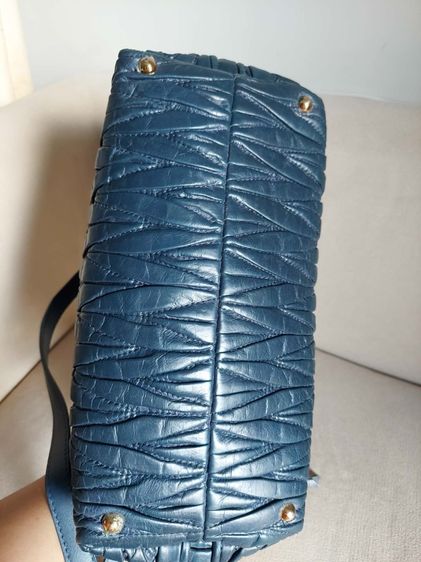 กระเป๋า MIU MIU หนังมะระ สีน้ำเงิน รูปที่ 6
