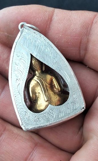 หลวงพ่อพระใส พิมพ์สมาธิ ปี2505 วัดโพธิ์ชัย หนองคาย กริ่งดัง เลี่ยมกันน้ำ จักกรอบเงิน แท้ พร้อมขึ้นคอ บูชา 4,350บาทไทย พร้อมจัดส่งครับ รูปที่ 3