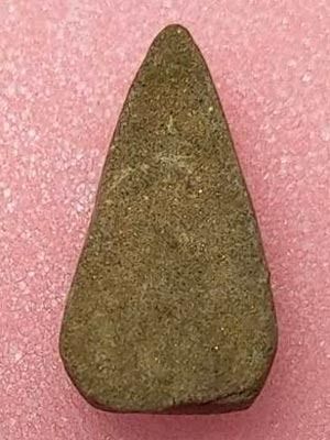 พระเนื้อผงว่านพิมพ์สามเหลี่ยมรูปเหมือน หลวงปู่คลิ้ง วัดถลุงทองจ.นครศรีธรรมราช ปี 2528 พิมพ์เล็ก สร้างจากผงว่านผสมกับชานหมาก รูปที่ 2