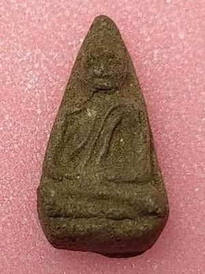 พระเนื้อผงว่านพิมพ์สามเหลี่ยมรูปเหมือน หลวงปู่คลิ้ง วัดถลุงทองจ.นครศรีธรรมราช ปี 2528 พิมพ์เล็ก สร้างจากผงว่านผสมกับชานหมาก