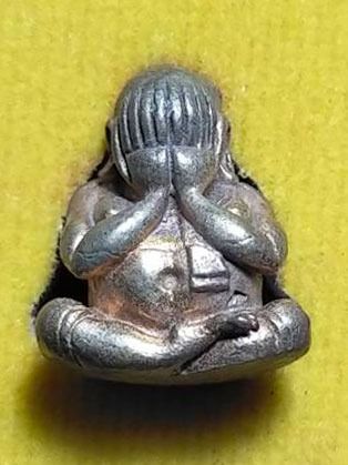 พระปิดตาปุ้มปุย รุ่นรวยไม่เลิก เนื้อทองแดง มีโค๊ดใต้ฐาน กล่องเดิม สูง 1.4 CM.  พุทธาภิเษก ณ วัดพระมหาธาตุวรมหาวิหาร ปี 2550