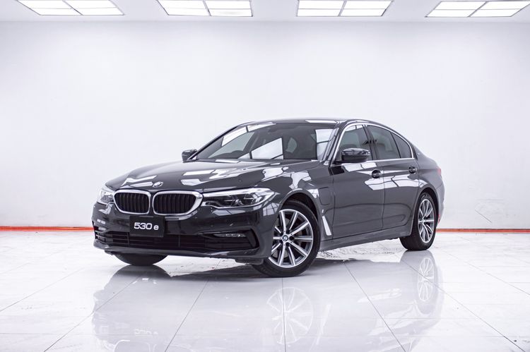 รถ BMW Series 5 530e สี เทา
