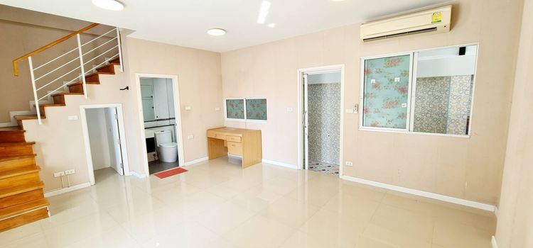 มีบางส่วน ขายทาวน์โฮม 3 ชั้น หลังมุม ปรับปรุงใหม่ทั้งหลัง หมู่บ้านวิรัลพัชร Exclusive เดินทางสะดวก ใกล้รถไฟฟ้าสายสีเหลือง รูปที่ 2