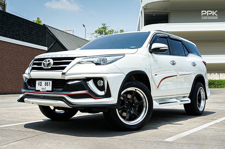 รถ Toyota Fortuner 2.4 V สี ขาว