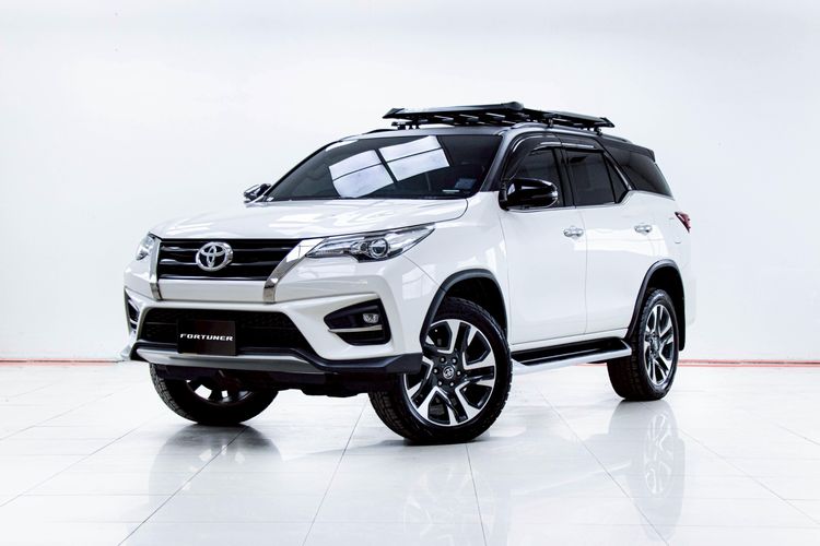 รถ Toyota Fortuner 2.8 TRD Sportivo สี ขาว