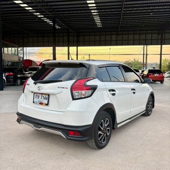 Toyota Yaris 2016 1.2 TRD Sportivo Sedan เบนซิน ไม่ติดแก๊ส เกียร์อัตโนมัติ ขาว รูปที่ 2