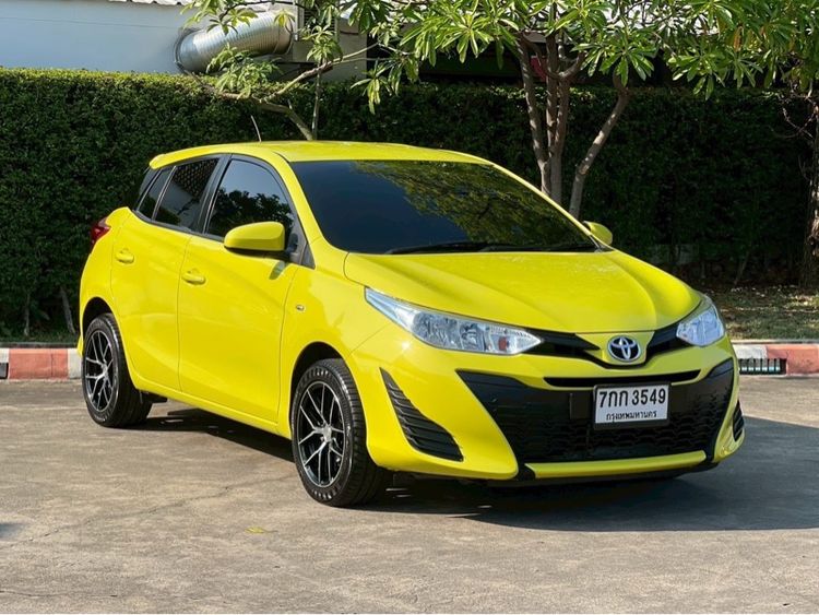 รถ Toyota Yaris 1.2 J สี เขียว