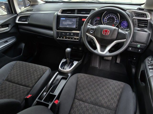 Honda Jazz 2017 1.5 V Plus i-VTEC Sedan เบนซิน ไม่ติดแก๊ส เกียร์อัตโนมัติ ขาว รูปที่ 3