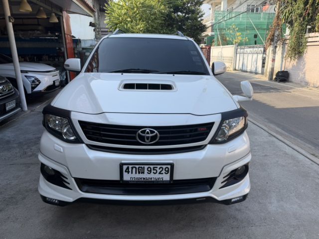 รถ Toyota Fortuner 3.0 TRD Sportivo 4WD สี ขาว