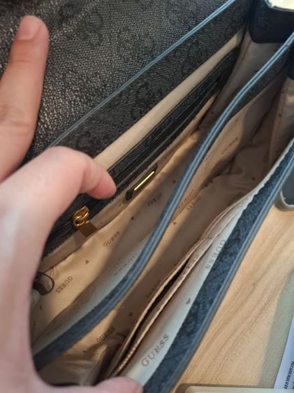 กระเป๋าสะพายยี่ห้อ guess ของแท้สภาพนางฟ้า รูปที่ 4