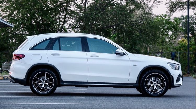 Mercedes-Benz GLC-Class 2021 GLC300e Sedan ปลั๊กอินไฮบริด (PHEV) ไม่ติดแก๊ส เกียร์อัตโนมัติ ขาว รูปที่ 4