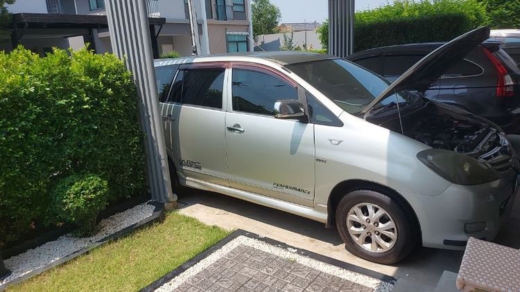 Toyota Innova 2011 2.0 E Utility-car เบนซิน LPG เกียร์ธรรมดา บรอนซ์ทอง รูปที่ 2
