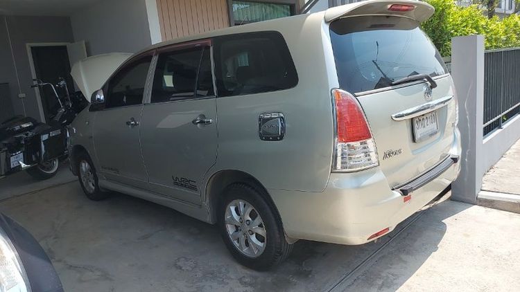 รถ Toyota Innova 2.0 E สี บรอนซ์ทอง