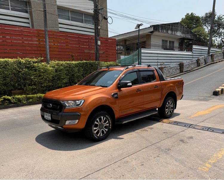 รถ Ford Ranger 2.2 Wildtrak 4WD สี ส้ม
