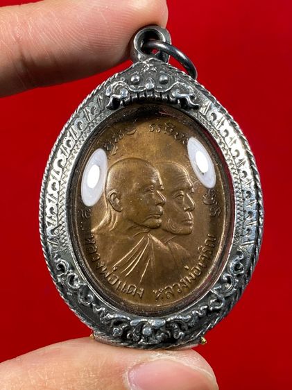 🔥 ร้านแนะนำดีเยี่ยม เหรียญสองพี่น้อง หลวงพ่อแดง วัดเขาบันไดอิฐ และ หลวงพ่อเจริญ วัดทองนพคุณ รุ่นโบสถ์ลั่น ปี พ.ศ. 2512 พร้อมเลี่ยมกรอบ