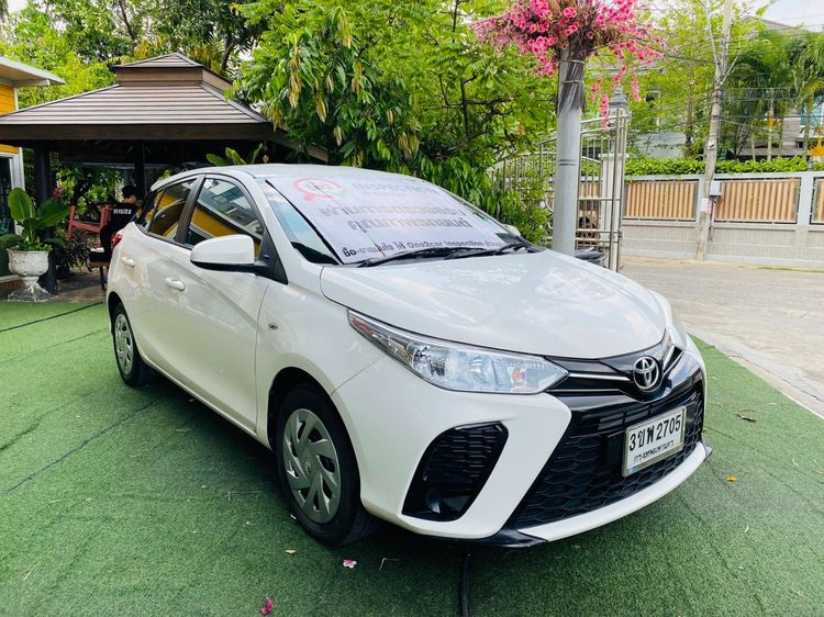 Toyota Yaris 2022 1.2 Entry Sedan เบนซิน LPG เกียร์อัตโนมัติ ขาว รูปที่ 3
