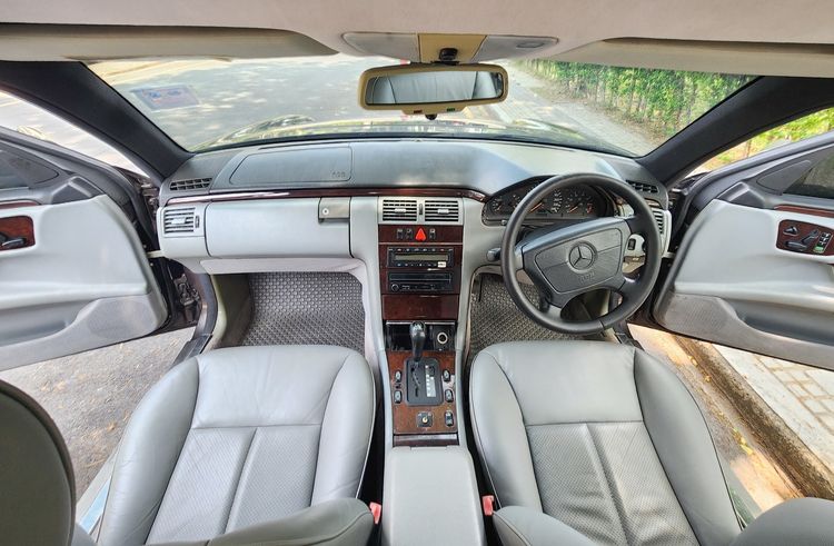 Mercedes-Benz E-Class 1997 E230 Sedan เบนซิน เกียร์อัตโนมัติ เทา รูปที่ 4