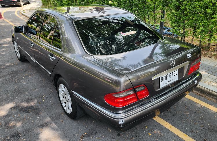 Mercedes-Benz E-Class 1997 E230 Sedan เบนซิน เกียร์อัตโนมัติ เทา รูปที่ 3