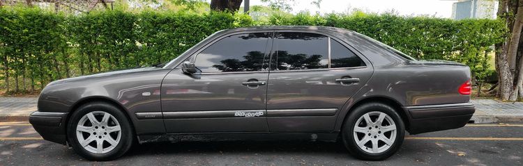 Mercedes-Benz E-Class 1997 E230 Sedan เบนซิน เกียร์อัตโนมัติ เทา รูปที่ 2