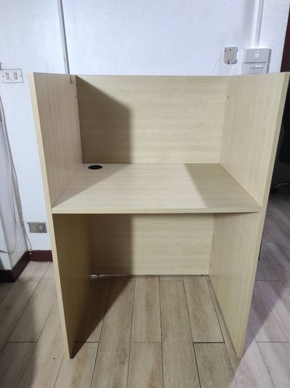 น้ำตาล ไม้ โต๊ะคอมพิวเตอร์ เลิกกิจการครับ ขายโต๊ะคอม โต๊ะคอก โต๊ะเทเลเซลล์ มีรูสำหรับสายไฟ อย่างดี