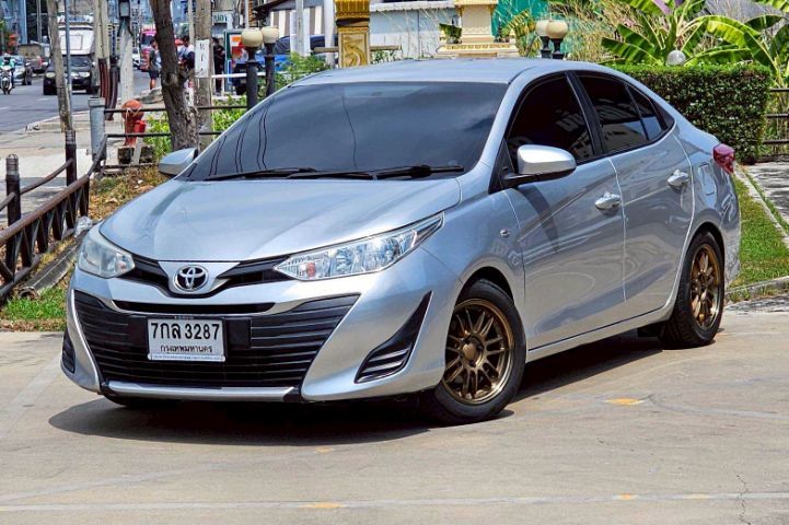 รถ Toyota Yaris ATIV 1.2 J สี เทา