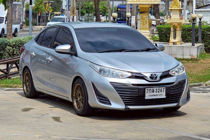 Toyota Yaris ATIV 2018 1.2 J Sedan เบนซิน ไม่ติดแก๊ส เกียร์อัตโนมัติ เทา รูปที่ 3
