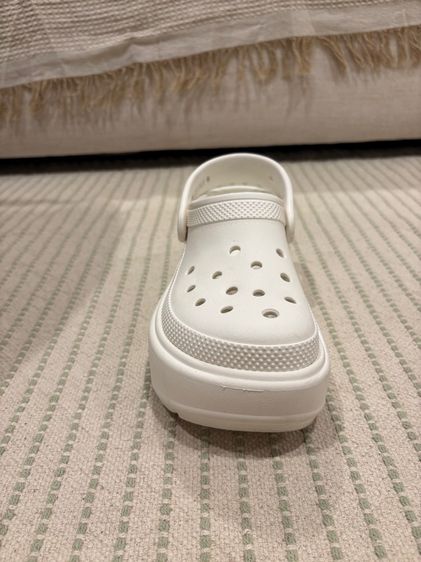 Crocs รุ่น stomp clog สีขาวของแท้ สภาพดี ไซส์37-38 รูปที่ 5