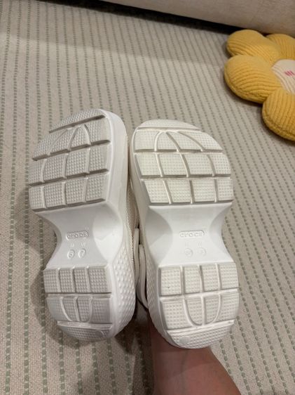 Crocs รุ่น stomp clog สีขาวของแท้ สภาพดี ไซส์37-38 รูปที่ 17