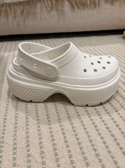 Crocs รุ่น stomp clog สีขาวของแท้ สภาพดี ไซส์37-38 รูปที่ 3