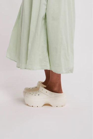 Crocs รุ่น stomp clog สีขาวของแท้ สภาพดี ไซส์37-38 รูปที่ 4