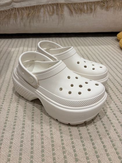 Crocs รุ่น stomp clog สีขาวของแท้ สภาพดี ไซส์37-38