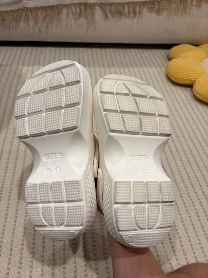 Crocs รุ่น stomp clog สีขาว ของแท้ ไซส์38-39 สภาพใหม่ รูปที่ 17