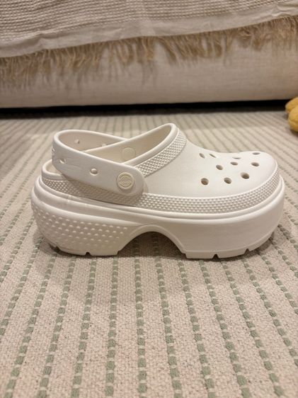 Crocs รุ่น stomp clog สีขาว ของแท้ ไซส์38-39 สภาพใหม่ รูปที่ 3