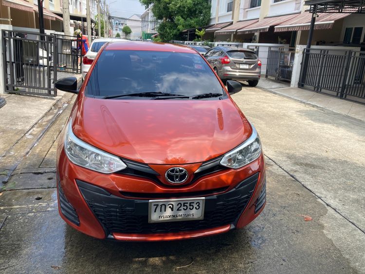 รถ Toyota Yaris 1.2 J Eco สี ส้ม