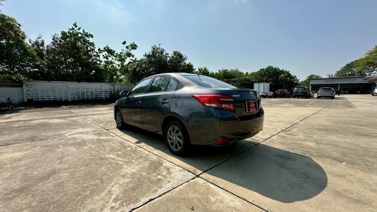 Toyota Vios 2021 1.5 Mid Sedan เบนซิน ไม่ติดแก๊ส เกียร์อัตโนมัติ เทา รูปที่ 2