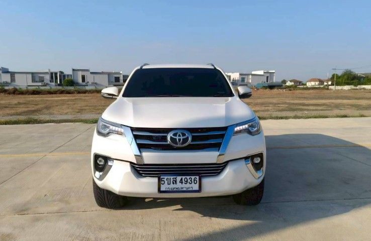 รถ Toyota Fortuner 2.4 V สี ขาว