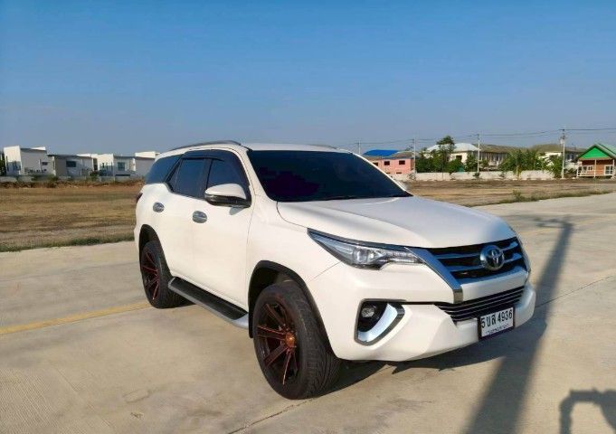Toyota Fortuner 2018 2.4 V Utility-car ดีเซล เกียร์อัตโนมัติ ขาว รูปที่ 2
