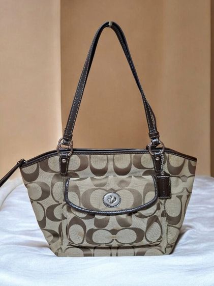 กระเป๋า รุ่น Coach Leah Signature Shoulder Tote (รหัสรุ่น F14659) 

ราคามือ 2 สภาพดี
ราคา 3000 บาท มีตำหนิลดได้ รูปที่ 2
