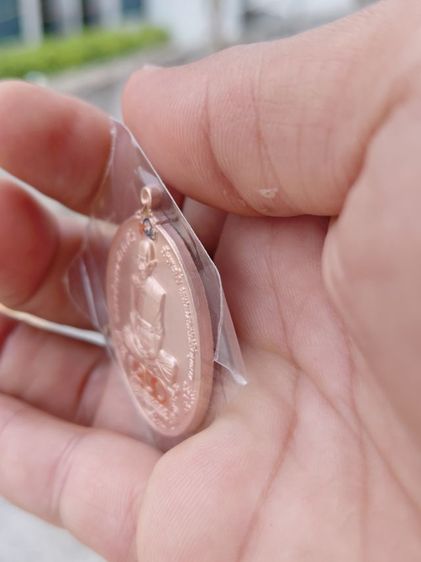 เหรียญ หลวงพ่อรวยรุ่น 100 ปี เนื้อนาค ยิงทรายปัดเงา รูปที่ 2