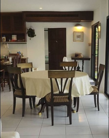 โต๊ะกลมทานอาหารสไตล์ยุโรป